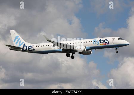 British flybe Embraer ERJ-195 con registrazione G-FBEI in finale per Amsterdam Airport Schiphol Foto Stock