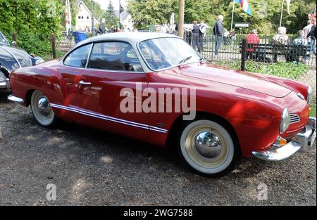 Loenen, Paesi Bassi 8 settembre 2019 - Una Volkswagen Karmann Ghia di tipo 14 rossa con pneumatici whitewall è parcheggiata Foto Stock