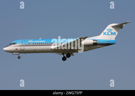 Olandese KLM Cityhopper Fokker 70 con registrazione PH-KZM in finale per l'aeroporto di Amsterdam Schiphol Foto Stock