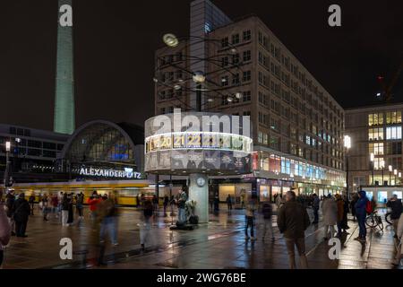 Die Weltzeituhr auf dem Alexanderplatz a Berlino ist ein beliebter Treffpunkt und Buehne fuer Kuenstler. 03.02.2024, Berlino, GER - Die Weltzeituhr auf dem Alexanderplatz. Abendstimmung mit Passanten und Musiker., Berlin Berlin Berlin Deutschland Alexanderplatz, Weltzeituhr *** l'orologio del tempo mondiale su Alexanderplatz a Berlino è un popolare luogo di incontro e palcoscenico per artisti 03 02 2024, Berlin, GER l'orologio del tempo mondiale su Alexanderplatz atmosfera serale con passanti e musicisti, Berlin Berlin Germany Alexanderplatz, orologio orario mondiale Foto Stock