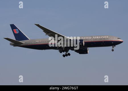 United Airlines Boeing 777-200 con registrazione N229UA in finale per l'aeroporto Schiphol di Amsterdam Foto Stock