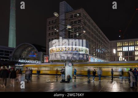 Die Weltzeituhr auf dem Alexanderplatz a Berlino ist ein beliebter Treffpunkt und Buehne fuer Kuenstler. 03.02.2024, Berlino, GER - Die Weltzeituhr auf dem Alexanderplatz. Abendstimmung mit Passanten, Strassenbahn, und Musiker., Berlin Berlin Berlin Deutschland Alexanderplatz, Weltzeituhr *** l'orologio del tempo mondiale su Alexanderplatz a Berlino è un luogo di incontro e palcoscenico popolare per gli artisti 03 02 2024, Berlin, GER The World Time Clock on Alexanderplatz atmosfera serale con passanti, tram, e musicisti , Berlino Berlino Germania Alexanderplatz, World Time Clock Foto Stock