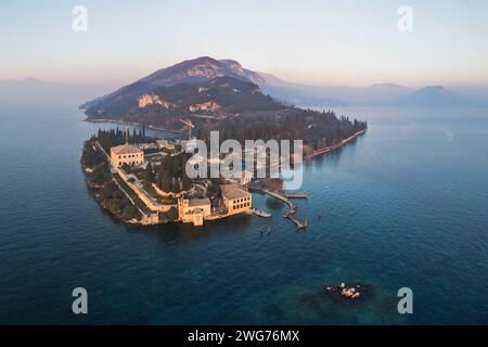 Vista aerea panoramica di Punta San Vigilio sul Lago di Garda al tramonto invernale, Verona, Veneto, Italia Foto Stock