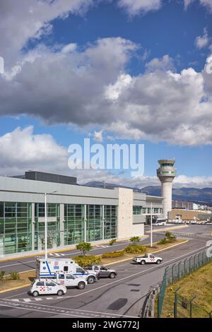 Quito, Ecuador - 15 luglio 2023: Aeroporto internazionale Mariscal Sucre. Serve come hub principale per le compagnie aeree Avianca Ecuador e LATAM Ecuador. Foto Stock