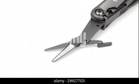 Lo strumento a forbice viene estratto dal multitool. Moderno multitool in acciaio con molti strumenti isolati su sfondo bianco. Prodotto compatto e portatile. P Foto Stock