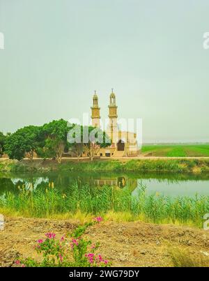 Villaggio povero lungo la riva del Nilo in Egitto, spazzatura. Africa Foto Stock