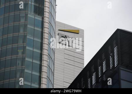 Aziende multinazionali segnaletica a Varsavia. Il logo della società Ernst & Young EY è visibile il 3 febbraio 2024 a Varsavia, in Polonia. Varsavia Polonia Copyright: XAleksanderxKalkax Foto Stock