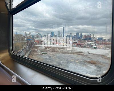 Vista da una finestra su un treno sotterraneo della metropolitana F che guarda attraverso i quartieri di brooklyn a New York City. Foto Stock