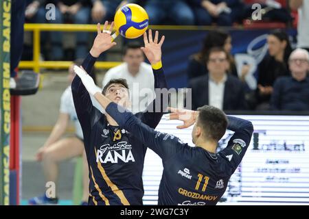 Verona, Italia. 3 febbraio 2024. Set di Luca Spirito di Rana Verona durante la partita tra Rana Verona e pallavolo Padova, stagione regolare del Campionato Italiano di pallavolo SuperLega 2023/2024, al Pala AGSM-AIM di Verona, il 3 febbraio 2023. Credito: Agenzia fotografica indipendente/Alamy Live News Foto Stock