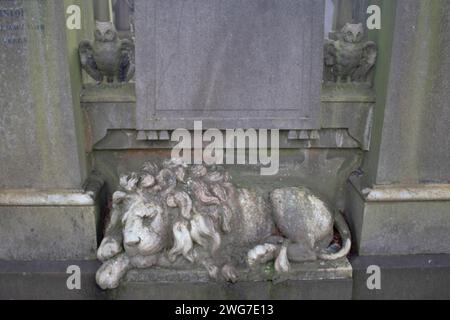 Statua di un leone addormentato su una tomba nel cimitero Dean, un cimitero vittoriano vicino a Dean Village, Edimburgo, Scozia, Regno Unito Foto Stock