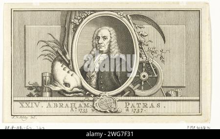 Portret van abraham patras, Jacob van the Sleky, 1763 stampa Ritratto di Abraham Patras, governatore generale delle ex Indie orientali olandesi dal 1735 al 1737. Oltre al ritratto, un pesce, una clessidra, dadi, una falce, una ruota e fiori. Tipografia: Amsterdampublisher: La clessidra da incisione/incisione su carta dell'Aia. pesci. dadi Foto Stock