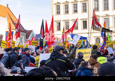 Augusta, Baviera, Germania - 3 febbraio 2024: Slogan contro l'estremismo di destra e appello a vietare l'AfD - alternativa per la Germania su manifesti e striscioni in occasione di una grande manifestazione ad Augusta. Varie persone protestano con segni nelle loro mani per la democrazia sotto il motto Augusta è colorata e mai più è ora *** Parolen gegen Rechtsextremismus und Aufruf zum Verbot der AfD - alternative für Deutschland auf Plakaten und Bannern auf einer großen Demonstration ad Augusta. Verschiedene Menschen protestieren mit Schildern in der Hand für Demokratie unter dem motto Augsburg ist Bunt und N Foto Stock