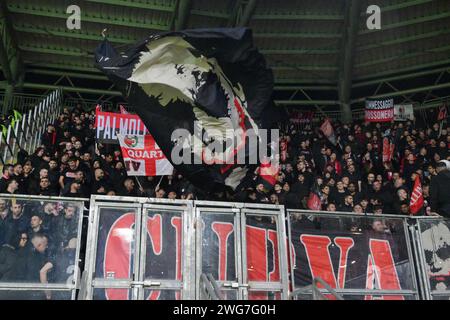 Frosinone, Italia. 3 febbraio 2024. Foto Fabrizio Corradetti/LaPresse 03 febbraio 2024 Frosinone, Italia - Frosinone calcio vs AC Milano - Campionato italiano di calcio serie A TIM 2023/2024 - Stadio Benito stirpe nella foto: Tifosi Milano 03 febbraio 2024 Frosinone, Italia - Frosinone calcio vs AC Milan - Campionato Italiano di calcio serie A 2023/2024 - Stadio Benito Stirpe. Nella foto: Credit: LaPresse/Alamy Live News Foto Stock