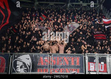 Frosinone, Italia. 3 febbraio 2024. Foto Fabrizio Corradetti/LaPresse 03 febbraio 2024 Frosinone, Italia - Frosinone calcio vs AC Milano - Campionato italiano di calcio serie A TIM 2023/2024 - Stadio Benito stirpe nella foto: tifosi del Milan 03 febbraio 2024 Frosinone, Italia - Frosinone calcio vs AC Milan - Campionato Italiano di calcio serie A 2023/2024 - Stadio Benito Stirpe. Nella foto: Mila Supporters Credit: La Presse/Alamy Live News Foto Stock