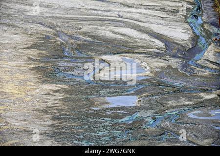 Formazioni rocciose naturalmente striate con tracce di acqua acida blu-verde nella regione del Rio Tinto Foto Stock