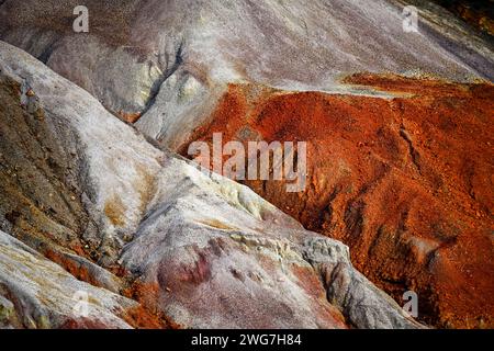 Formazioni geologiche multicolori a Rio Tinto, Huelva Foto Stock