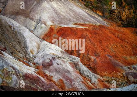 Formazioni geologiche multicolori a Rio Tinto, Huelva Foto Stock