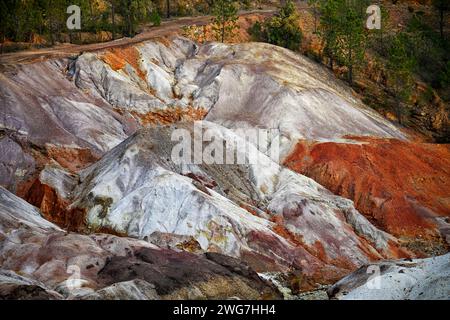 Formazioni geologiche multicolori a Rio Tinto, Huelva Foto Stock