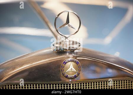 Kvarndrup, Danimarca, 13 gennaio 2024: Retro Mercedes nello showroom Foto Stock