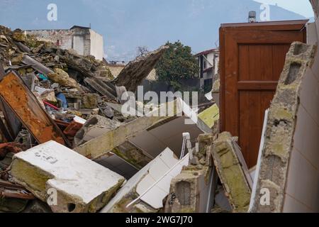 Hatay, Turchia. 3 febbraio 2024. Vista dei detriti intorno agli edifici crollati. La Turchia ha vissuto il più grande terremoto della sua storia il 6 dicembre 2023, nella regione di confine della Siria. Dopo i successivi terremoti del 7,4 e del 7,7, 10 città della regione orientale sono state colpite. Ci sono ancora rovine di edifici crollati nel centro della città di Hatay, una delle città più colpite. (Foto di Tunahan Turhan/SOPA Images/Sipa USA) credito: SIPA USA/Alamy Live News Foto Stock