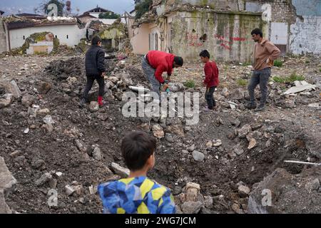 Hatay, Turchia. 3 febbraio 2024. Mehmet (1L), lavora sul relitto con la sua famiglia per guadagnare soldi. La Turchia ha vissuto il più grande terremoto della sua storia il 6 dicembre 2023, nella regione di confine della Siria. Dopo i successivi terremoti del 7,4 e del 7,7, 10 città della regione orientale sono state colpite. Ci sono ancora rovine di edifici crollati nel centro della città di Hatay, una delle città più colpite. (Foto di Tunahan Turhan/SOPA Images/Sipa USA) credito: SIPA USA/Alamy Live News Foto Stock