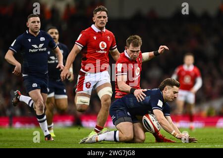 Kyle Rowe di Scozia sotto la pressione di Nick Tompkins del Galles durante il Guinness 6 Nations Match 2024 Wales vs Scotland al Principality Stadium, Cardiff, Regno Unito, 3 febbraio 2024 (foto di Craig Thomas/News Images) Foto Stock