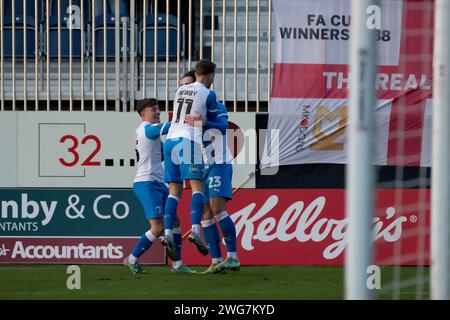 Barrow-in-Furness sabato 3 febbraio 2024. Cole Stockton di Barrow festeggia dopo aver segnato il suo primo gol durante la partita di Sky Bet League 2 tra Barrow e MK Dons a Holker Street, Barrow-in-Furness sabato 3 febbraio 2024. (Foto: Ian Allington | mi News) crediti: MI News & Sport /Alamy Live News Foto Stock