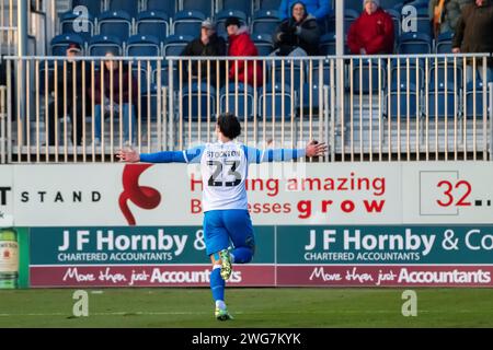 Barrow-in-Furness sabato 3 febbraio 2024. Cole Stockton di Barrow festeggia dopo aver segnato il suo primo gol durante la partita di Sky Bet League 2 tra Barrow e MK Dons a Holker Street, Barrow-in-Furness sabato 3 febbraio 2024. (Foto: Ian Allington | mi News) crediti: MI News & Sport /Alamy Live News Foto Stock