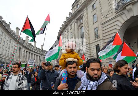 Londra, Regno Unito. 3 febbraio 2024. I manifestanti pro-palestinesi marciano lungo Regent St verso Piccadilly Circus durante la marcia nazionale per la Palestina nel centro di Londra oggi. 4 febbraio 2024. Crediti: Mark York/Alamy Live News Foto Stock