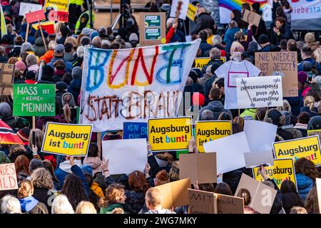 Augusta, Baviera, Germania - 3 febbraio 2024: Slogan contro l'estremismo di destra e appello a vietare l'AfD - alternativa per la Germania su manifesti e striscioni in occasione di una grande manifestazione ad Augusta. Varie persone protestano con segni nelle loro mani per la democrazia sotto il motto Augusta è colorata e mai più è ora *** Parolen gegen Rechtsextremismus und Aufruf zum Verbot der AfD - alternative für Deutschland auf Plakaten und Bannern auf einer großen Demonstration ad Augusta. Verschiedene Menschen protestieren mit Schildern in der Hand für Demokratie unter dem motto Augsburg ist Bunt und N Foto Stock