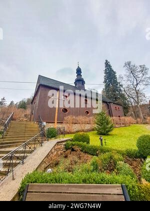 Stronie Wies-POLONIA- 1 gennaio 2023: Tempio sulla collina su erba verde, cielo blu Foto Stock