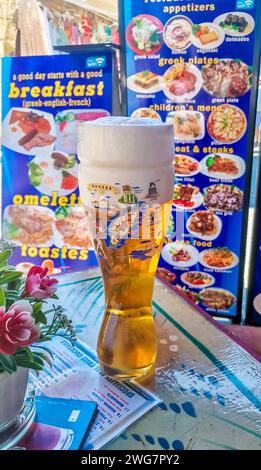 Rodi - Grecia - 2 luglio 2022: Un bicchiere di birra in una taverna nella città vecchia di Rodi Foto Stock
