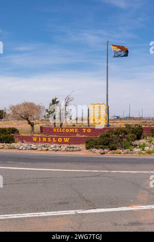 L'insegna all'estremità orientale della città lungo la storica Route 66 dà il benvenuto ai visitatori di Winslow, Arizona. Foto Stock