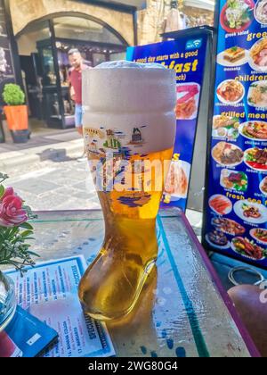 Rodi - Grecia - 2 luglio 2022: Un bicchiere di birra in una taverna nella città vecchia di Rodi Foto Stock