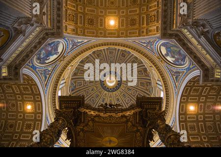 Baldacchino e cupola del Bernini, Basilica di San Pietro, città del Vaticano, Roma, Italia Foto Stock