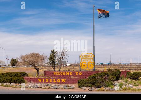 L'insegna all'estremità orientale della città lungo la storica Route 66 dà il benvenuto ai visitatori di Winslow, Arizona. Foto Stock