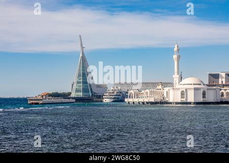 Moschea galleggiante di Alrahmah con edificio moderno e porto e mare in primo piano, a Jeddah, Arabia Saudita Foto Stock