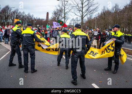 Den Haag, Olanda meridionale, Paesi Bassi. 3 febbraio 2024. La polizia olandese prende uno striscione degli attivisti che bloccano l'A12. Il 3 febbraio 2024, gli attivisti per il clima hanno bloccato l'autostrada A12 a Den Haag, nei Paesi Bassi. La richiesta di questa dimostrazione fu la fine dei sussidi per i combustibili fossili da parte del governo olandese. (Immagine di credito: © James Petermeier/ZUMA Press Wire) SOLO USO EDITORIALE! Non per USO commerciale! Crediti: ZUMA Press, Inc./Alamy Live News Foto Stock