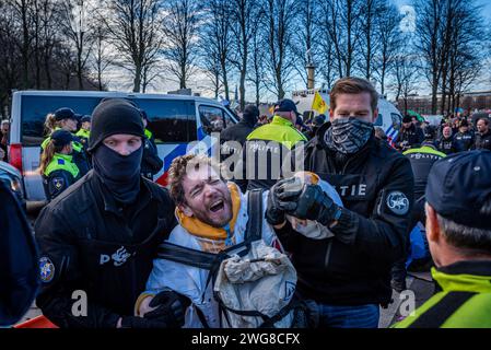 Den Haag, Olanda meridionale, Paesi Bassi. 3 febbraio 2024. La polizia olandese sposta un attivista per il clima mentre lo tiene sotto pressione. Il 3 febbraio 2024, gli attivisti per il clima hanno bloccato l'autostrada A12 a Den Haag, nei Paesi Bassi. La richiesta di questa dimostrazione fu la fine dei sussidi per i combustibili fossili da parte del governo olandese. (Immagine di credito: © James Petermeier/ZUMA Press Wire) SOLO USO EDITORIALE! Non per USO commerciale! Crediti: ZUMA Press, Inc./Alamy Live News Foto Stock