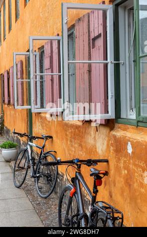 Nyboder ist ein historisches Reihenhausviertel. DAS Wohnquartier mit den gelben ReihenhŠusern entstand im 17. JH., zu einer Zeit, als der Wohnraum dentro Foto Stock