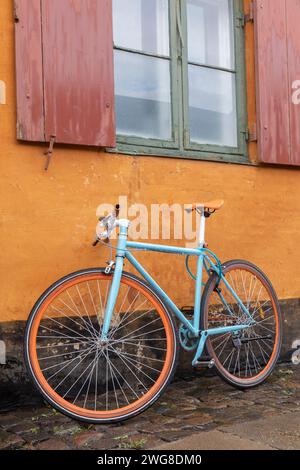 Fahrrad a Nyboder. Nyboder ist ein historisches Reihenhausviertel. DAS Wohnquartier mit den gelben ReihenhŠusern entstand im 17. JH., zu einer Zeit, Foto Stock