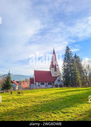 Stronie Wies-POLONIA- 1 gennaio 2023: Tempio sulla collina su erba verde, cielo blu Foto Stock