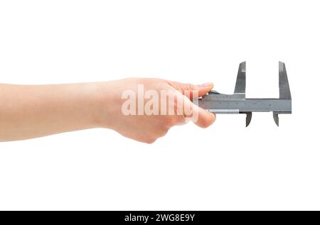 Donna di misurazione a mano con una pinza isolata su uno sfondo bianco Foto Stock