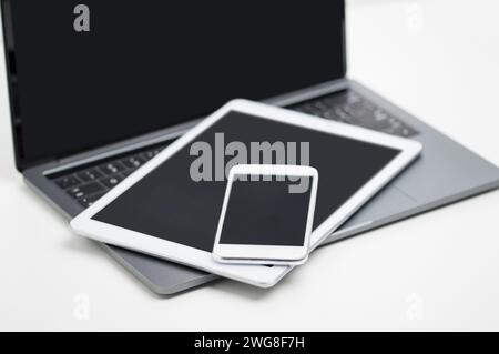 Ripresa ad angolo elevato di vari dispositivi digitali su un tavolo bianco Foto Stock