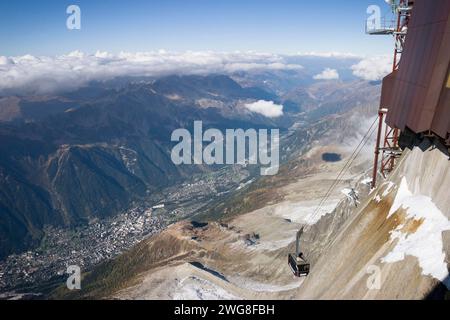CHAMONIX, FRANCIA - 11 ottobre 2005. Chamonix, alta Savoia, vista dalla funivia Aiguille du Midi, massiccio del Monte bianco, Alpi francesi, Francia Foto Stock