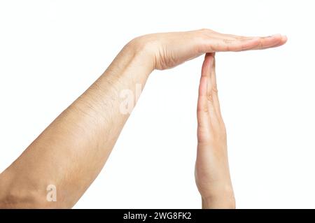 L'uomo consegna un segno di timeout con uno sfondo bianco isolato Foto Stock