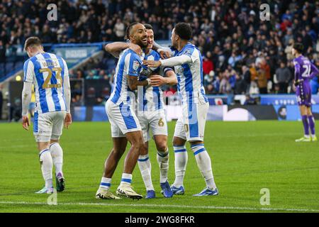 Huddersfield, Inghilterra, Regno Unito il 3 febbraio 2024. Huddersfield, Regno Unito. 3 febbraio 2024. L'attaccante di Huddersfield Town Sorba Thomas (14) segna un GOL 3-0 e celebra il centrocampista di Huddersfield Town Jonathan Hogg (6) l'attaccante di Huddersfield Town Josh Koroma (10) durante la partita di Huddersfield Town AFC contro Sheffield Wednesday FC Skybet EFL Championship al John Smith's Stadium, Huddersfield, Inghilterra, Regno Unito il 3 febbraio 2024 Credit: Every Second Media/Alamy Live News Foto Stock