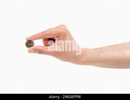 Immagine ritagliata di una mano uomo irriconoscibile che mostra una moneta in euro isolata su sfondo bianco Foto Stock