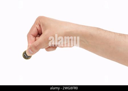 Colpo ritagliato di una mano irriconoscibile che mette una moneta in euro isolata su uno sfondo bianco Foto Stock