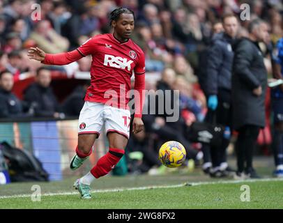 LONDRA, INGHILTERRA - 3 FEBBRAIO: Tayo Edun del Charlton Athletic durante la partita della Sky Bet League One tra Charlton Athletic e Derby County a The Valley il 3 febbraio 2024 a Londra, Regno Unito. (Foto di Dylan Hepworth/MB Media) Foto Stock